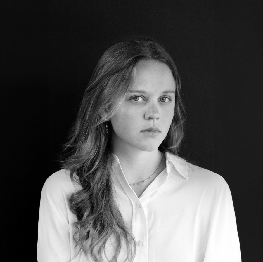 Portrait en noir et blanc d'Emma Constant, designer d'expérience